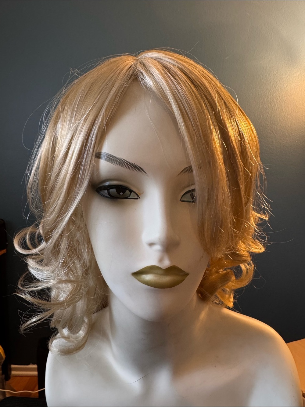 Women’s Short Layered Synthetic Wig in Strawberry Blonde Bliss H24/613A